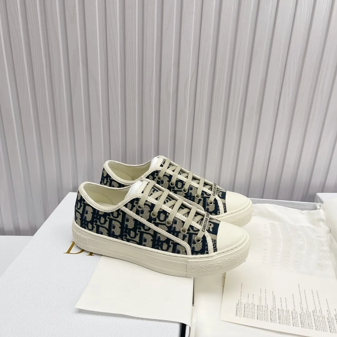 👟👟Ex-factory price 520👟👟 High version in stock, Dior (Dior) flat sneakers are fully embroidered with iconic patterns, ready in stock High quality Dior (Dior) flat sneakers are fully embroidered with iconic patterns👟👟 ♦️Top quality in the market🎗Breaking hot item in foreign counters🎗Non-common imitation version in the market🎗🔳The fabric is made of Italian🇮🇹imported fabrics❗️Embroidered upper, original mold injection Logo frosted five-pointed star outsole🔳Inside imported lambskin+high elasticity Injection molding mold Logo foam feet Size number: 35 to 42 (42 customized)